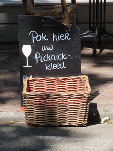 850089 Afbeelding van een mand met picknickkleden bij het restaurant 't Wapen van Haarzuylen (Brink 2) te Haarzuilens ...